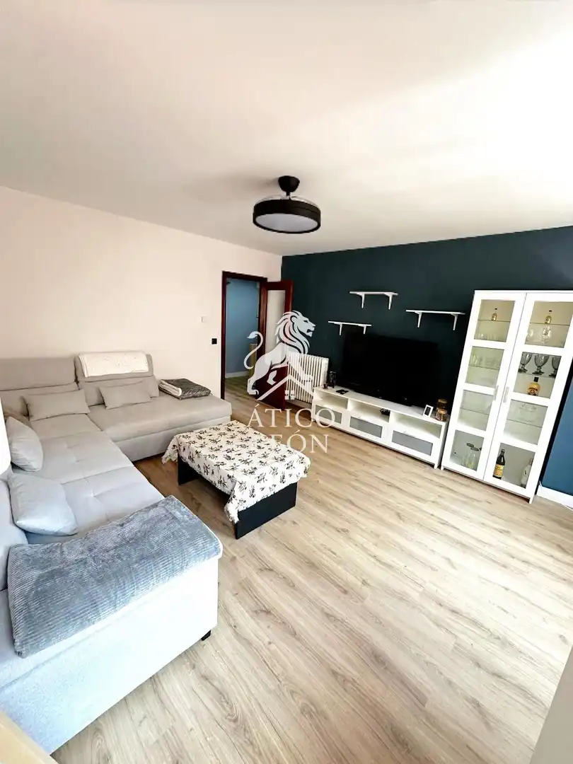 Sala d'estar de Apartament en venda en León Capital  amb Calefacció, Terrassa i Traster