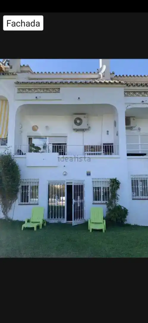 Vista exterior de Casa adosada en venda en Benalmádena amb Aire condicionat i Balcó