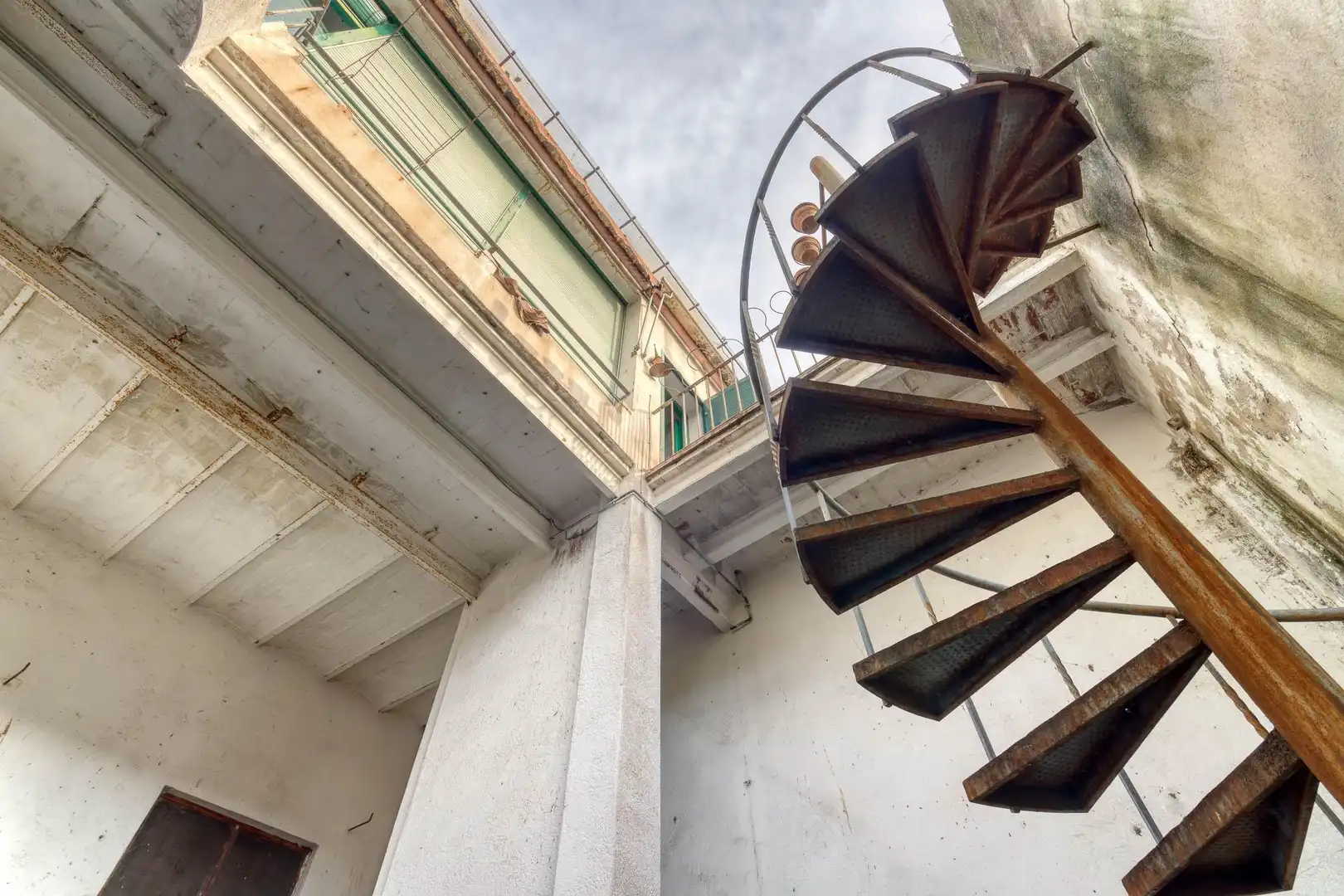 Vista exterior de Edificio en venta en Figueres
