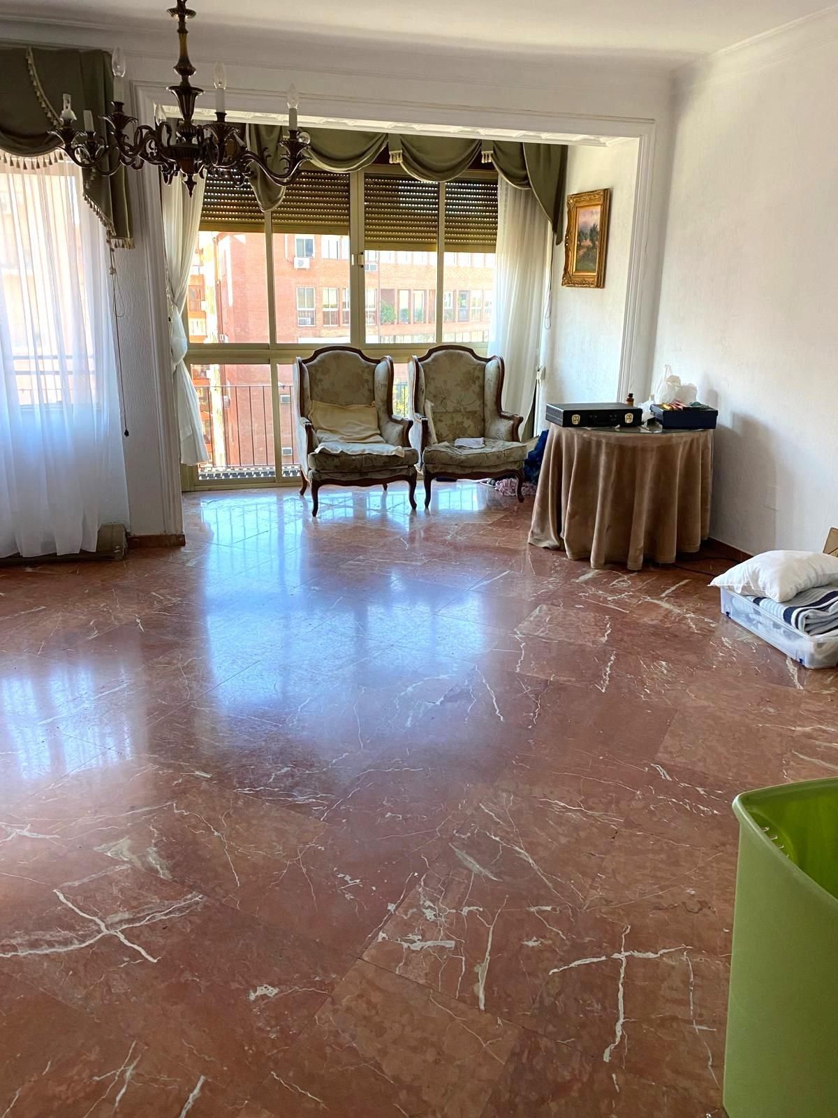 Living room of Flat for sale in  Sevilla Capital  with Air Conditioner, Heating and Parquet flooring