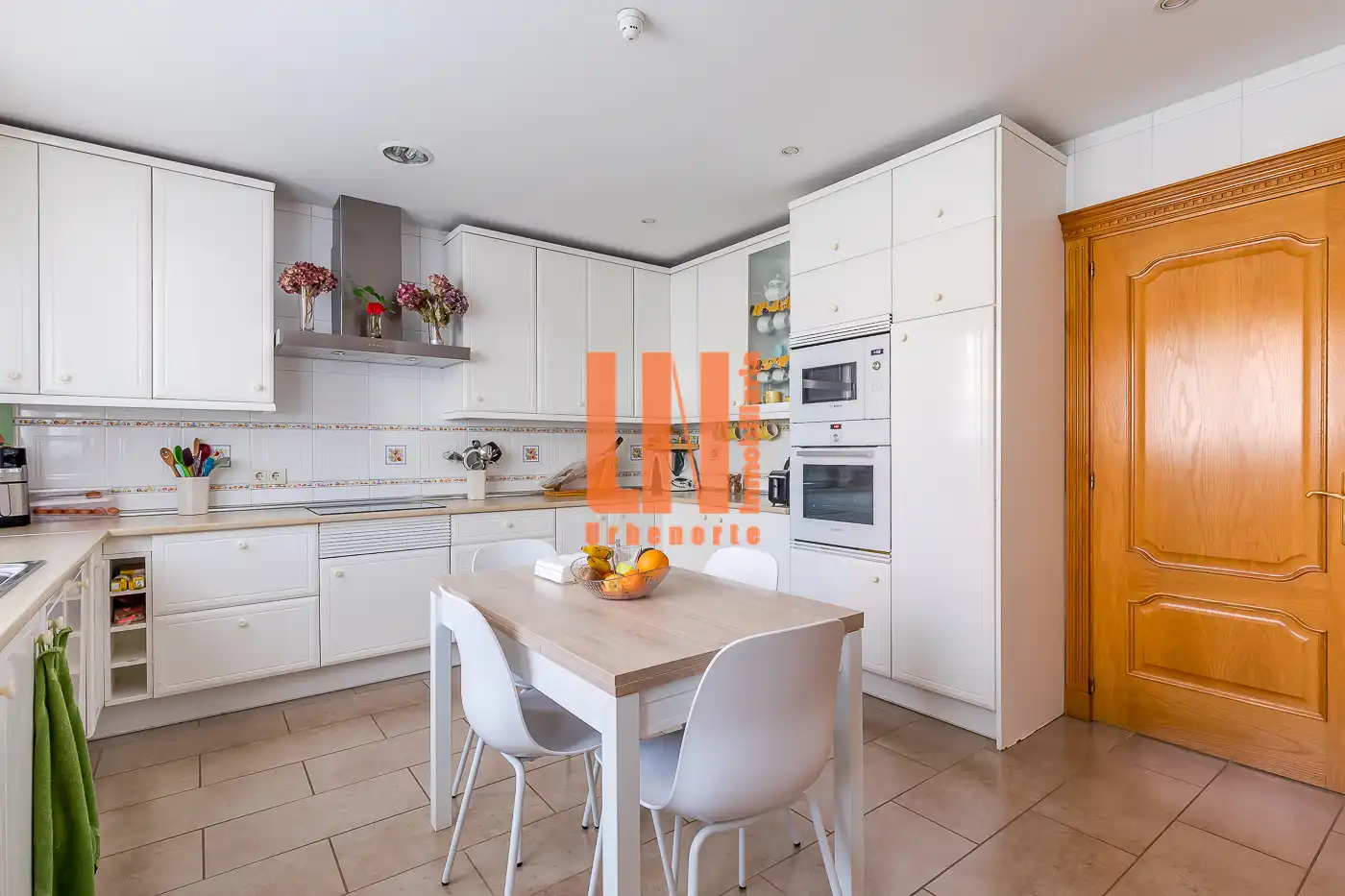Cocina de Casa adosada en venta en Madrid con Aire acondicionado, Calefacción y Jardín privado
