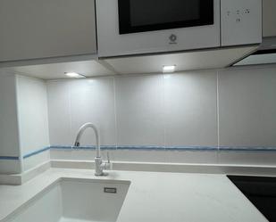 Cuina de Dúplex de lloguer en Benalmádena amb Aire condicionat, Terrassa i Moblat