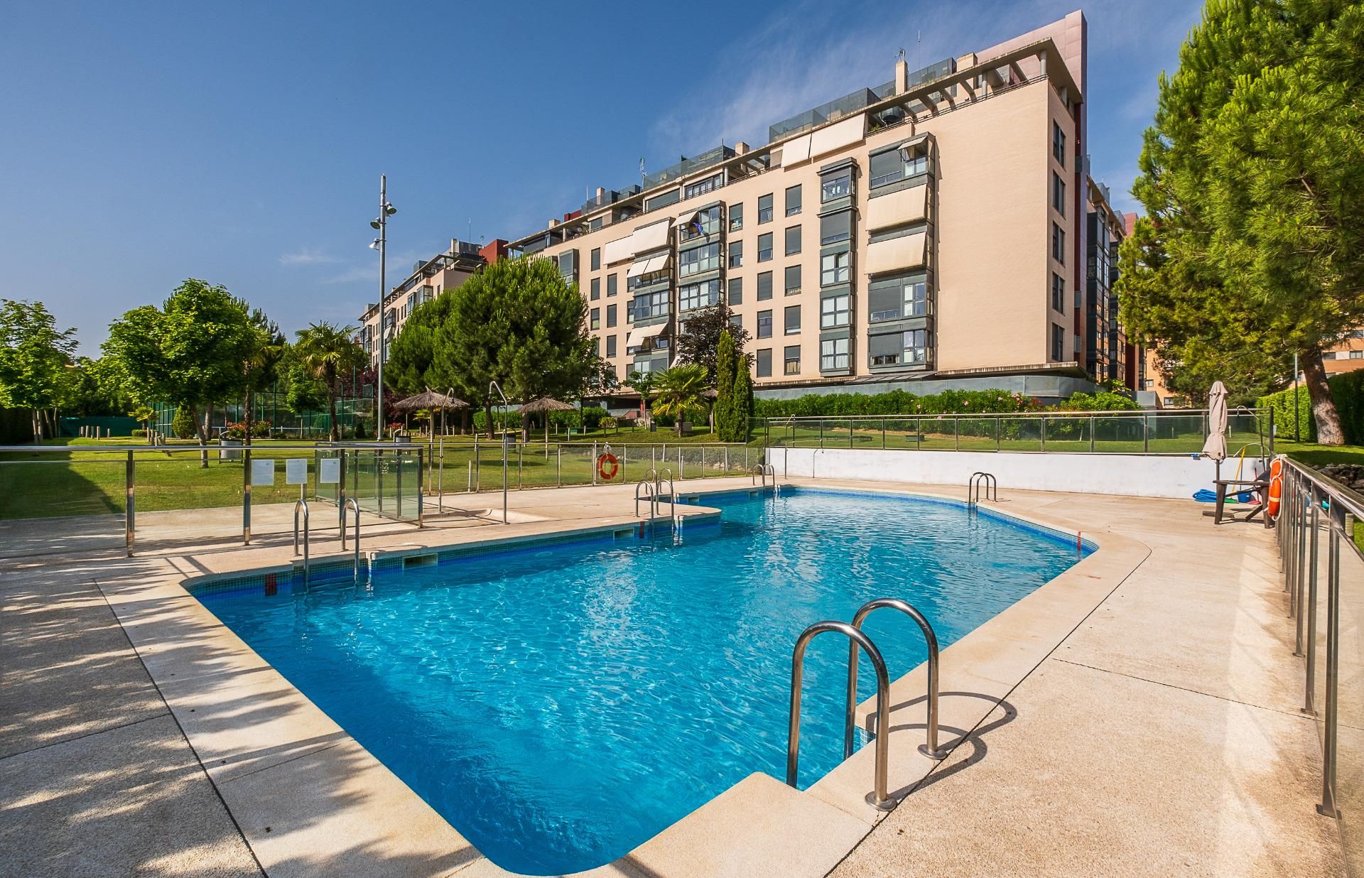 Swimming pool of Flat for sale in  Madrid Capital  with Air Conditioner, Heating and Private garden