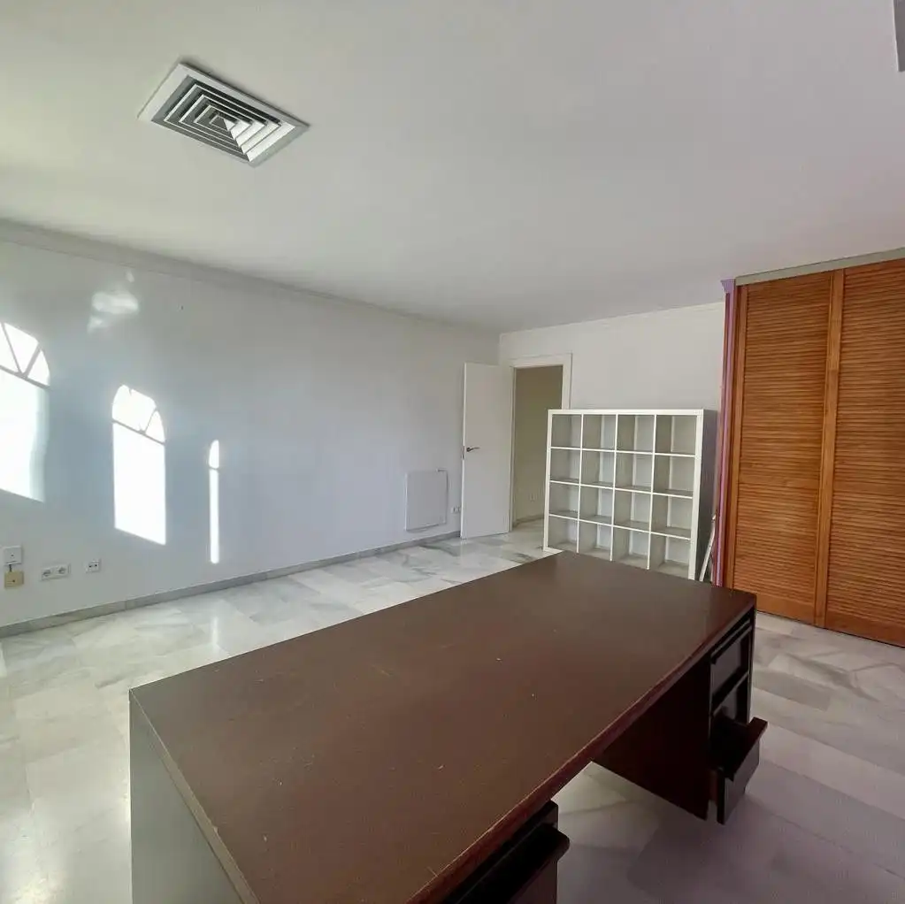 Schlafzimmer von Büro zum Verkauf in Marbella mit Klimaanlage
