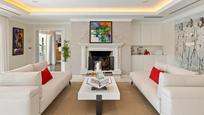 Sala d'estar de Casa o xalet en venda en Marbella amb Aire condicionat, Jardí privat i Terrassa