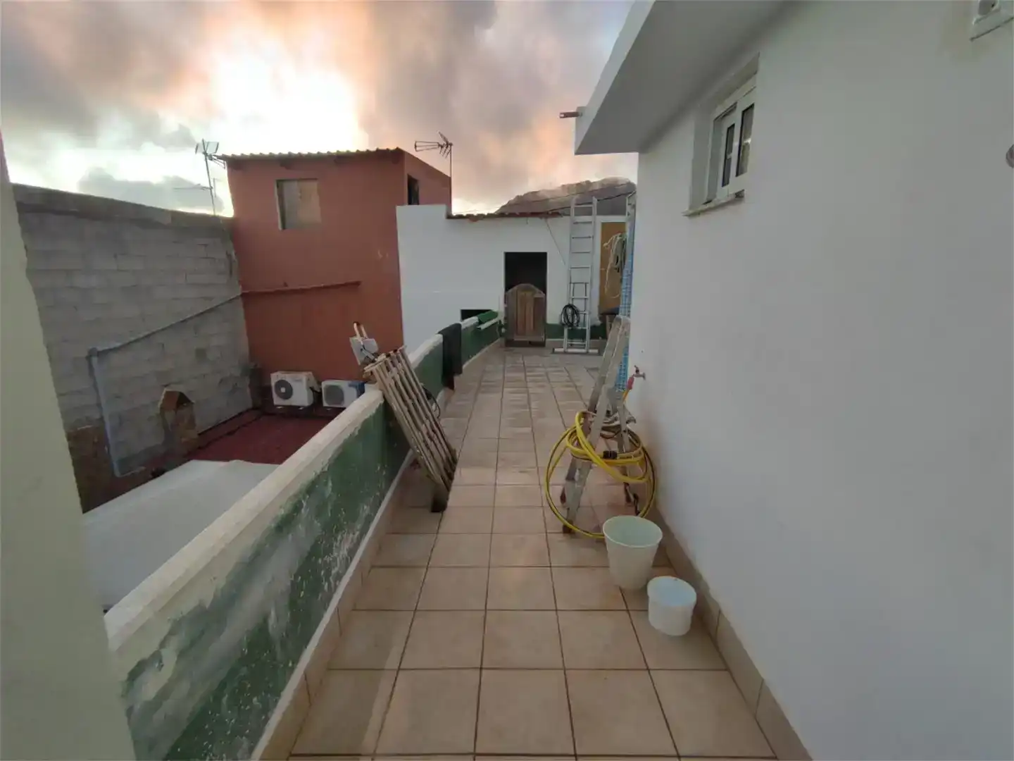 Vista exterior de Casa o xalet en venda en Arona amb Aire condicionat i Balcó