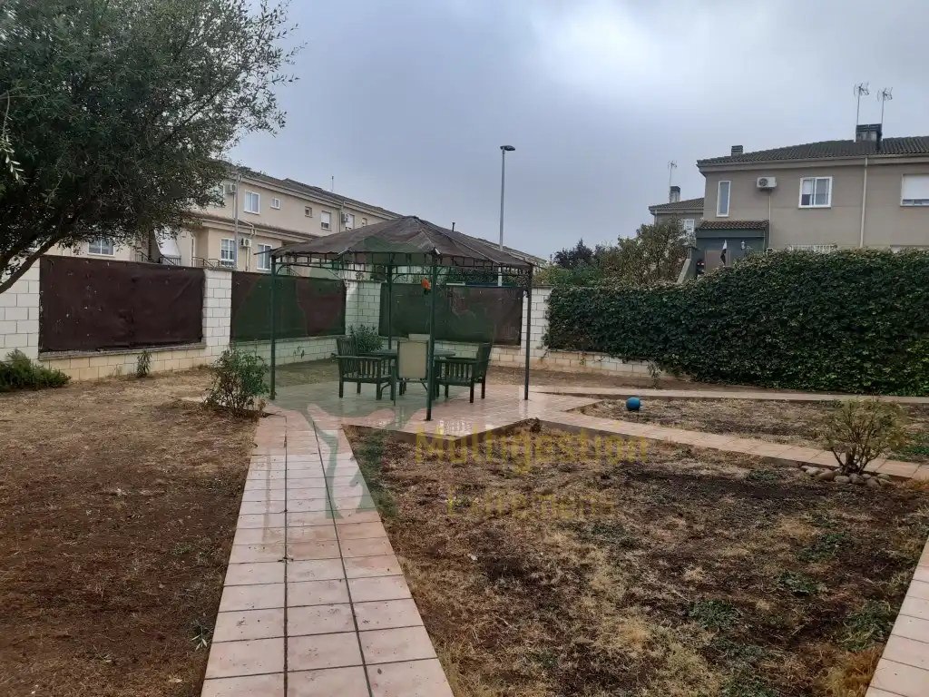 Einfamilien-Reihenhaus zur Miete in Cáceres