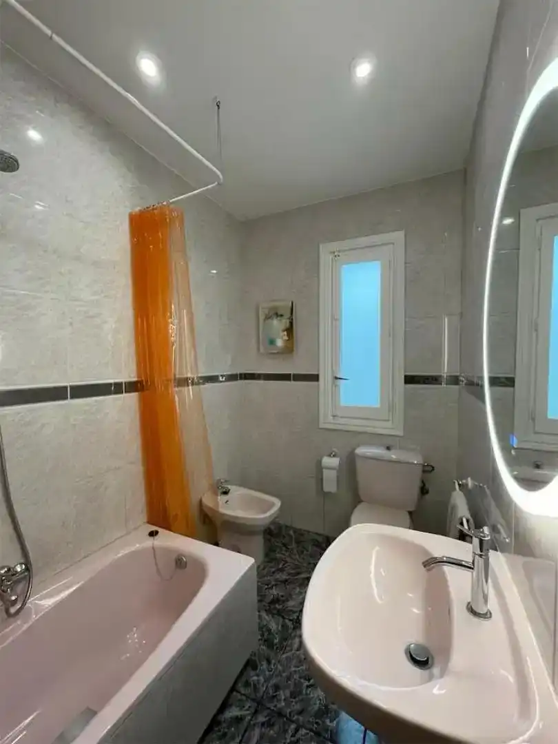 Bany de Apartament en venda en  Madrid Capital amb Aire condicionat i Balcó