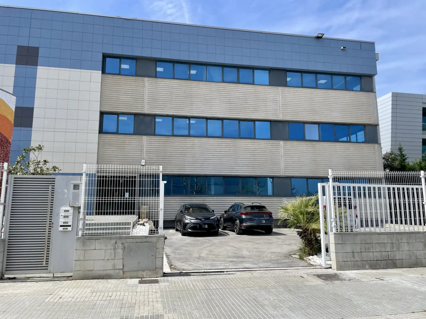Vista exterior de Oficina de alquiler en El Prat de Llobregat con Aire acondicionado, Calefacción y Alarma