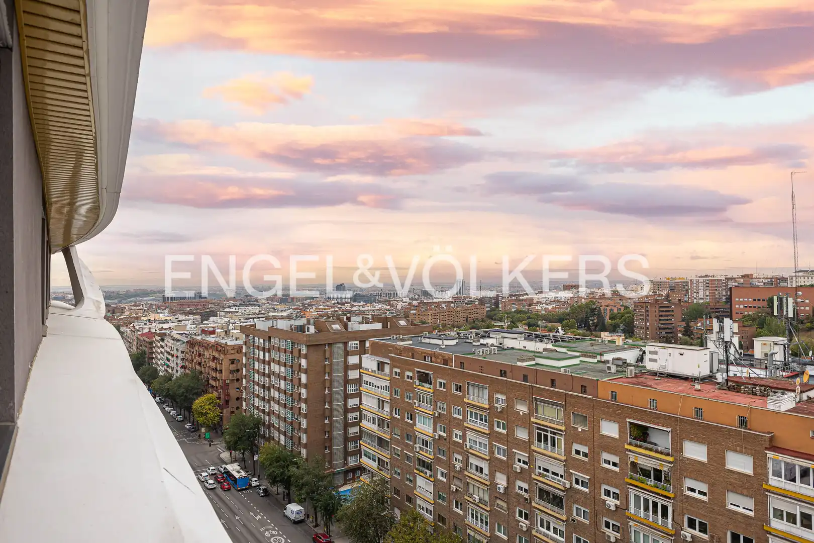 Außenansicht von Wohnung zum Verkauf in Madrid mit Klimaanlage, Heizung und Privatgarten