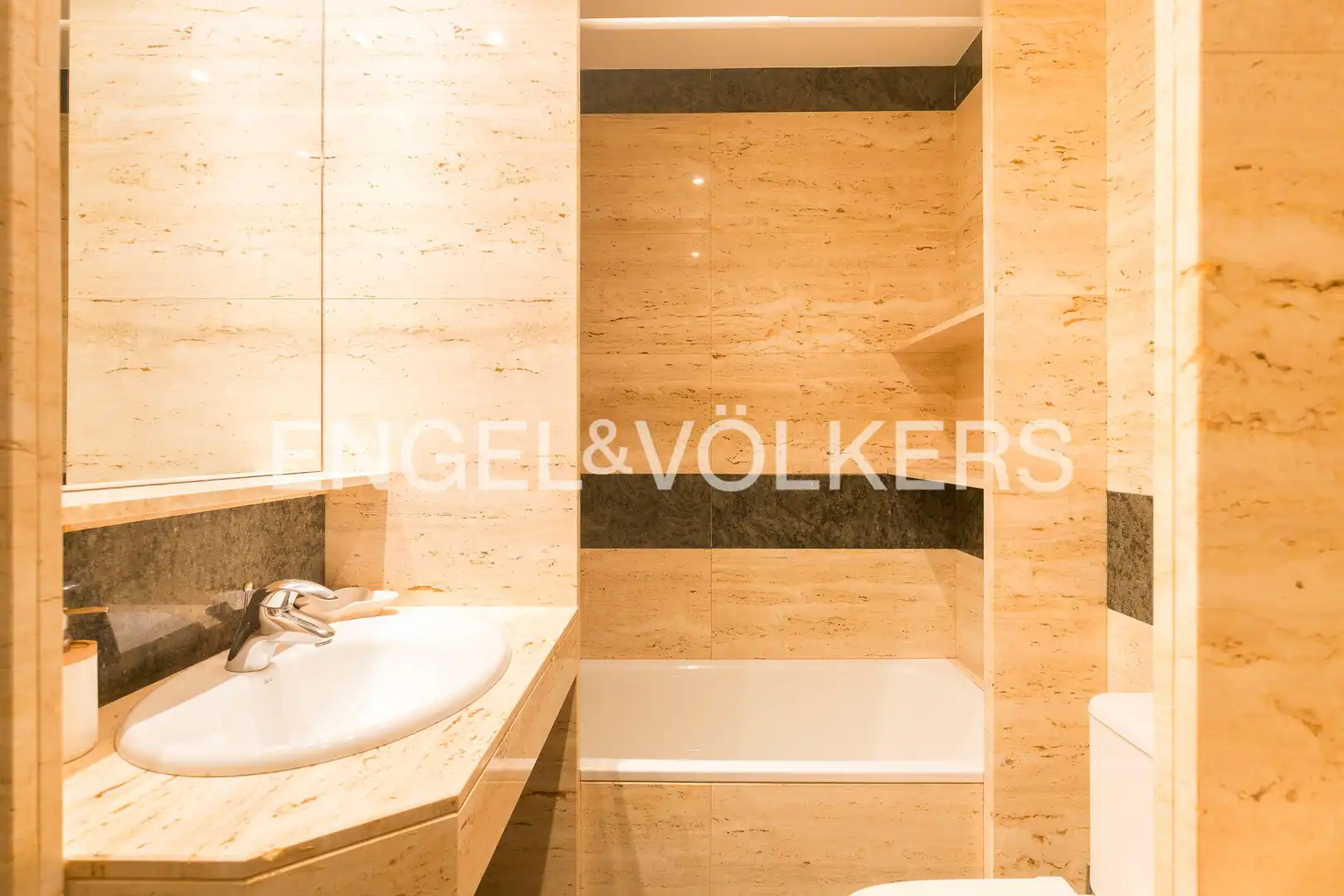 Bathroom of Flat for rent in Madrid  with Air Conditioner, Heating and Parquet flooring