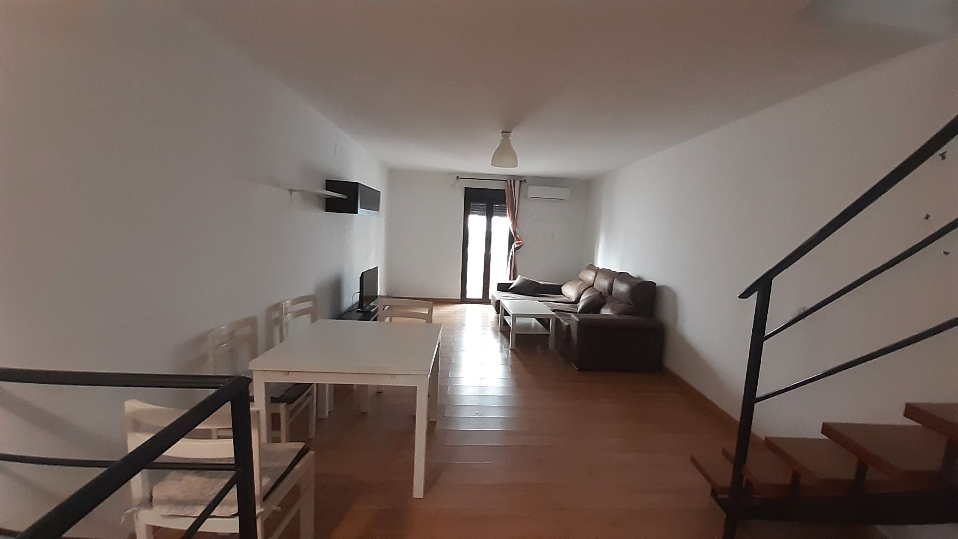 Sala d'estar de Dúplex de lloguer en Plasencia amb Aire condicionat, Terrassa i Moblat