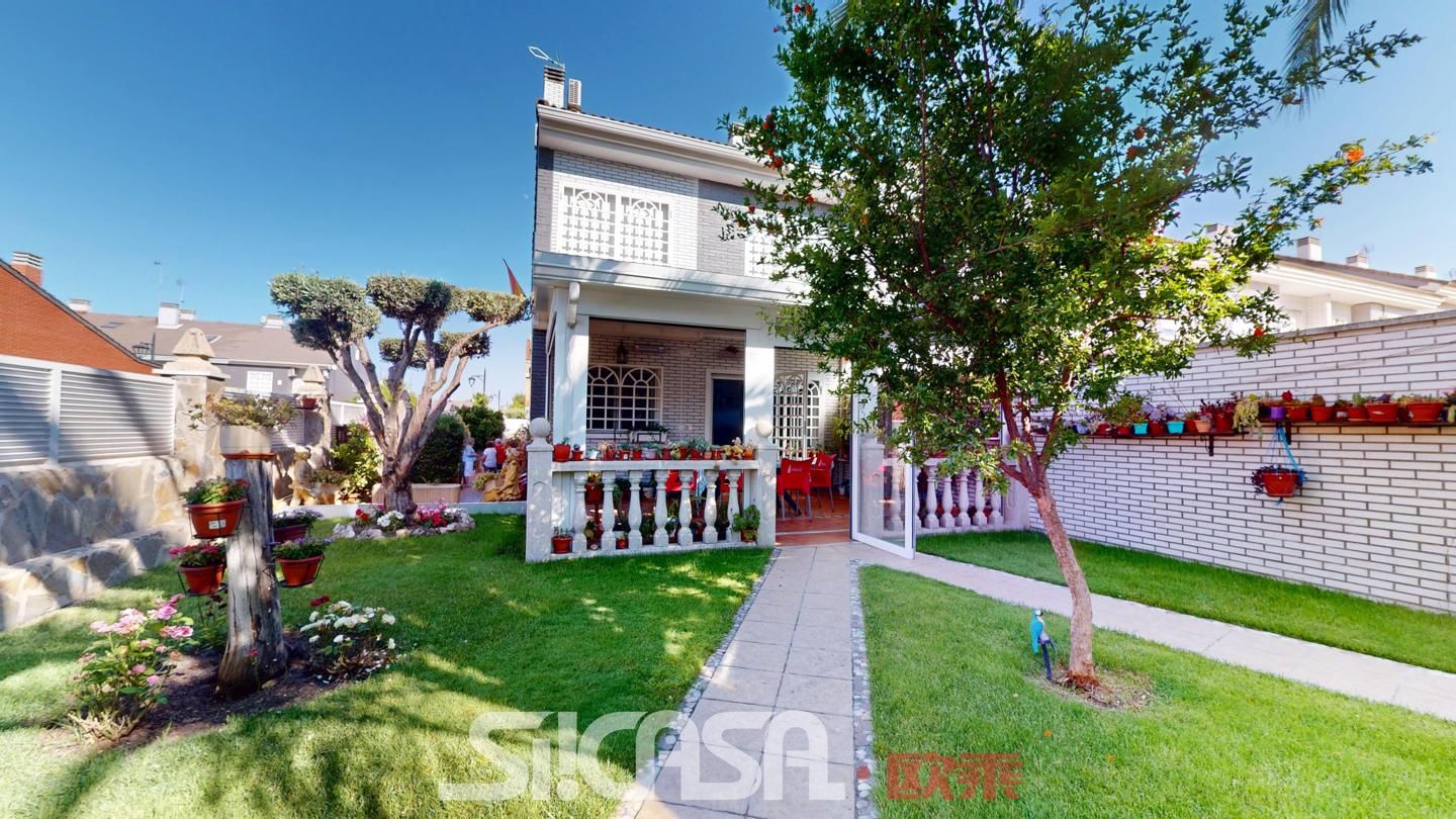 Jardín de Casa adosada en venta en Parla con Aire acondicionado, Calefacción y Trastero