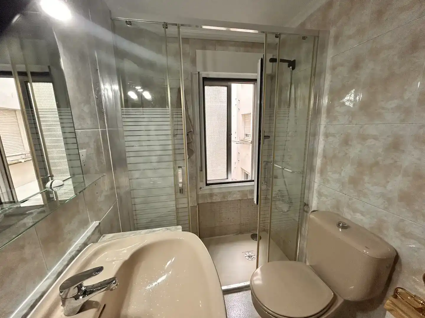 Baño de Piso para compartir en Gijón  con Parquet, Trastero y Amueblado