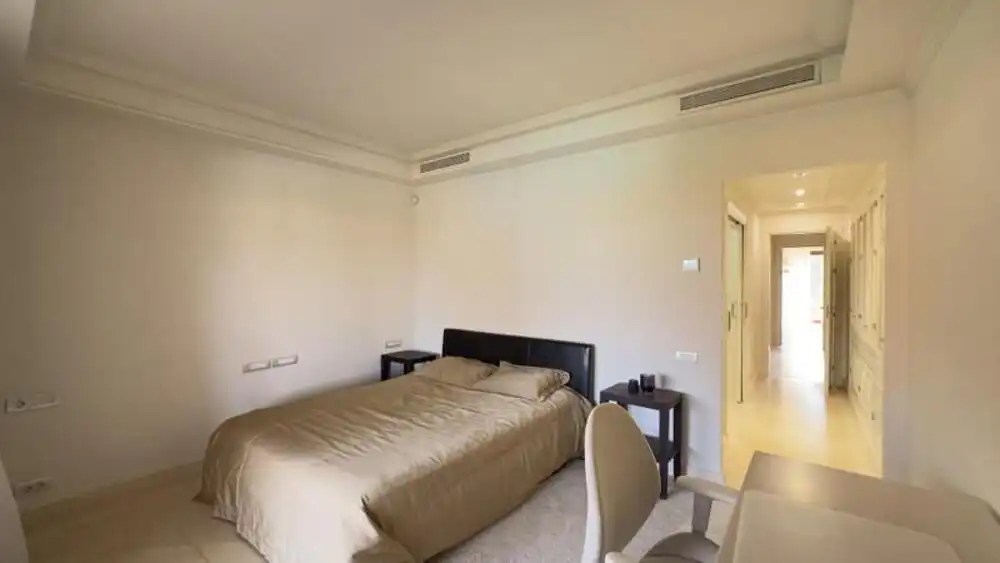 Dormitori de Apartament de lloguer en Estepona amb Aire condicionat, Terrassa i Piscina