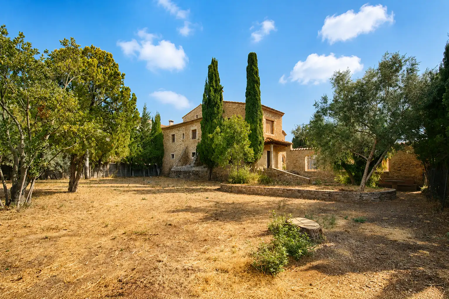 Vista exterior de Finca rústica en venda en Castelló d'Empúries amb Jardí privat i Piscina