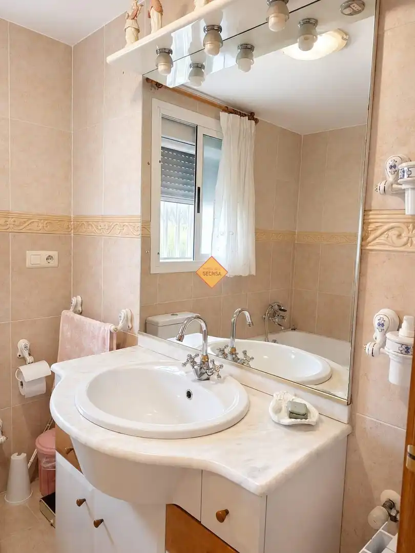 Bany de Casa o xalet en venda en Paterna amb Aire condicionat, Calefacció i Jardí privat