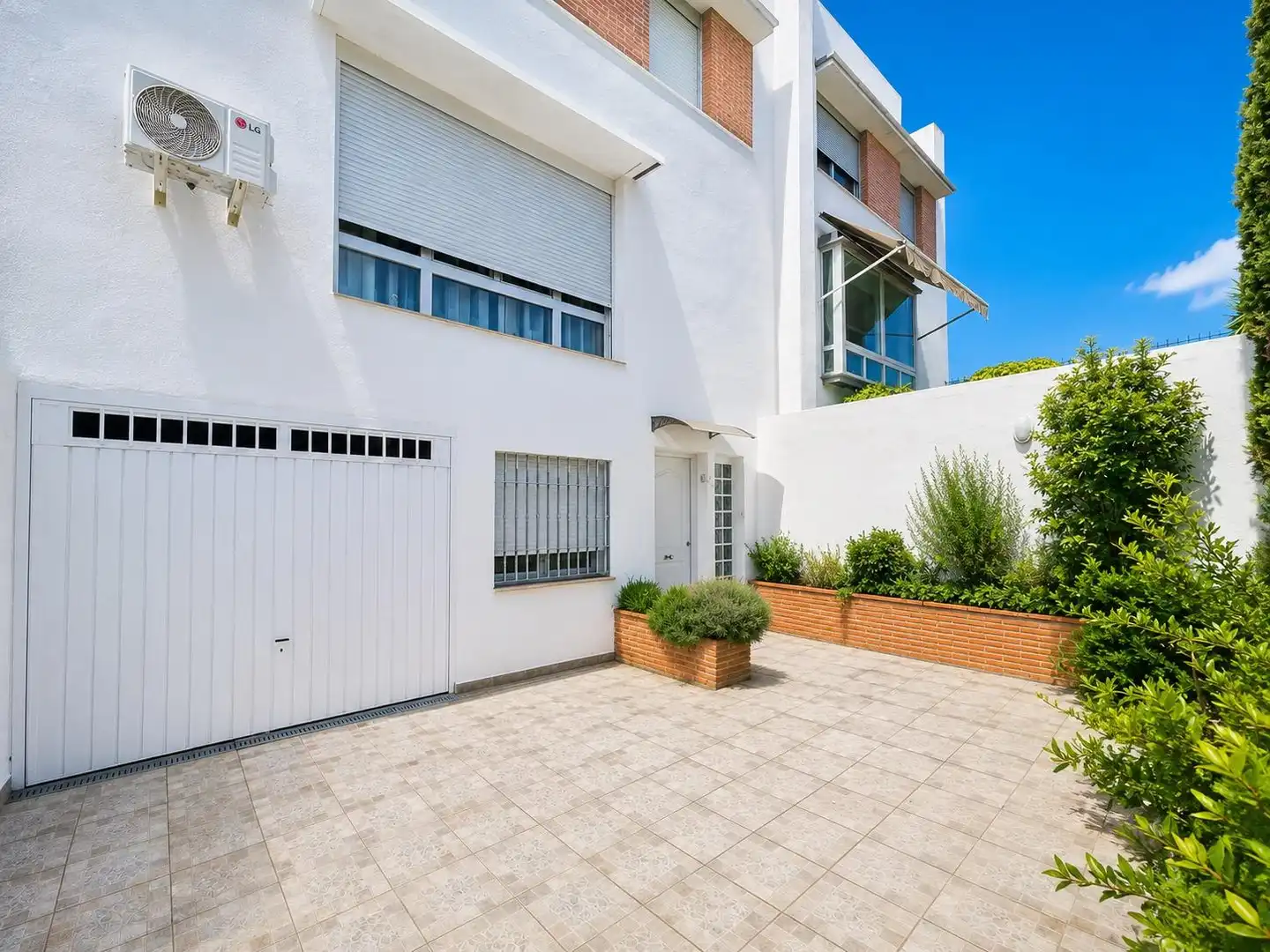 Vista exterior de Casa o chalet en venta en Granada con Aire acondicionado