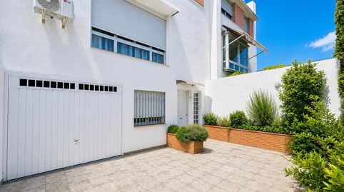 Exclusiva casa adosada en Lancha del Genil amplitud, luz y confort. Vivienda VPO