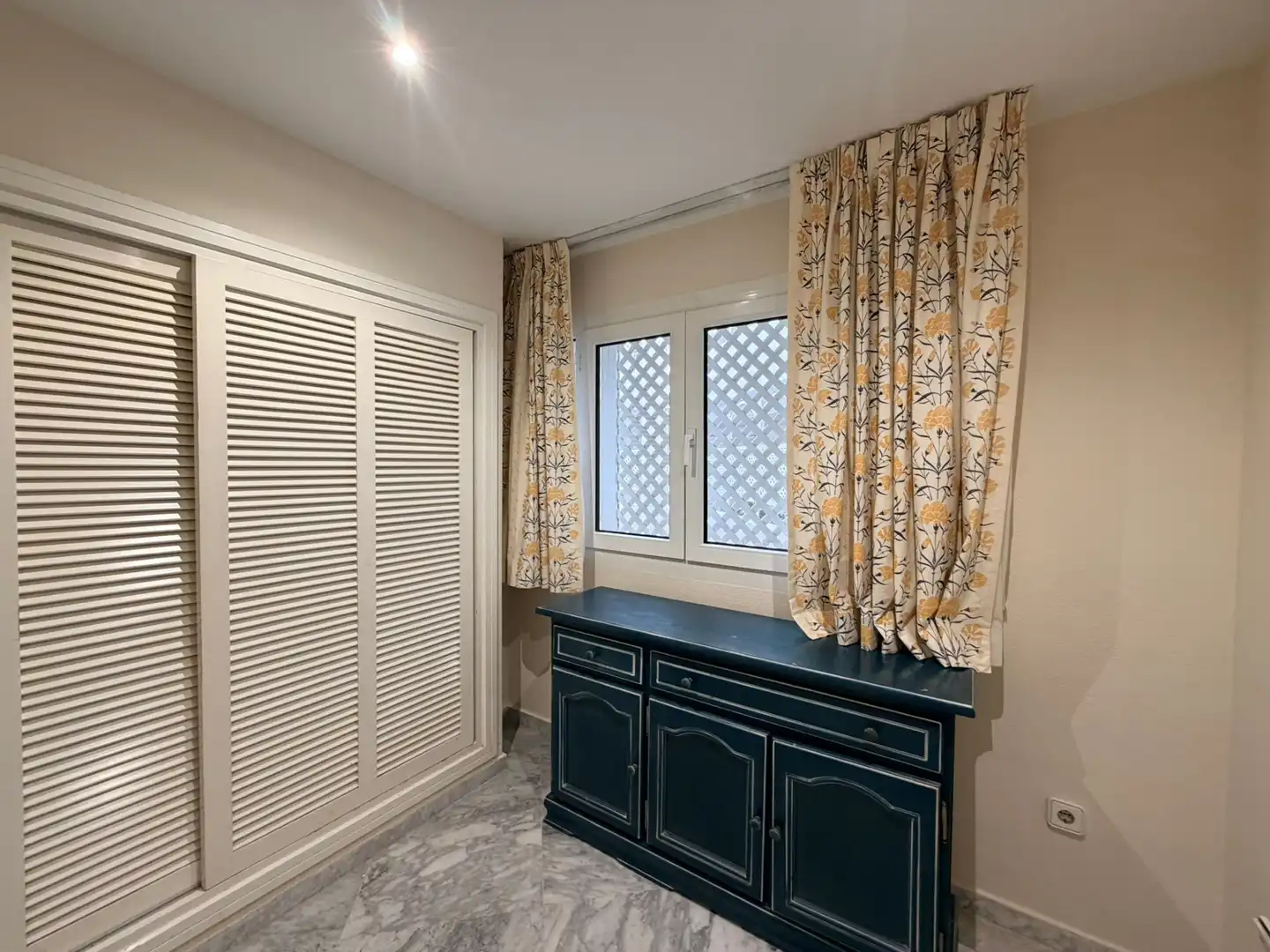 Bedroom of Flat for rent in Marbella  with Air Conditioner, Terrace and Storage room