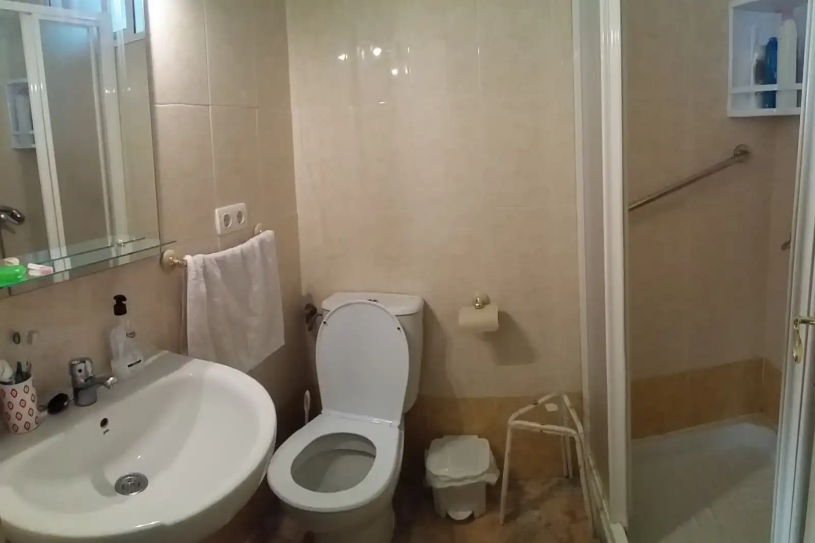 Baño de Piso de alquiler en Granada con Calefacción, Terraza y Amueblado