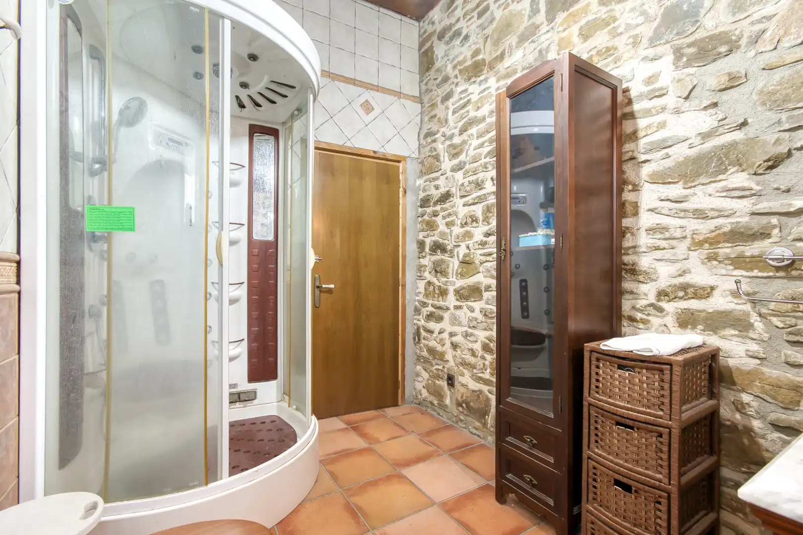 Badezimmer von Country house zum Verkauf in Sant Joan Les Fonts mit Klimaanlage, Heizung und Privatgarten