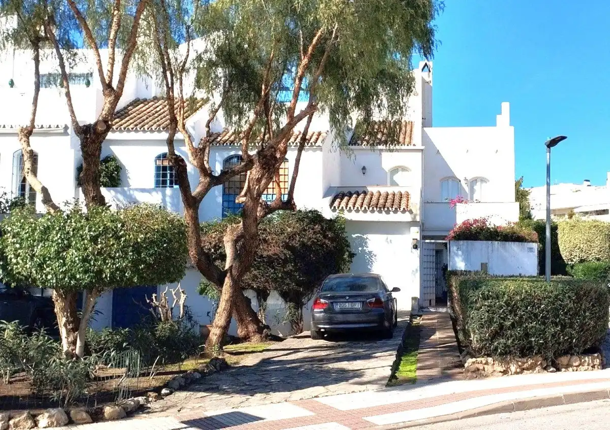 Adossat amb piscina en venda a Nueva Andalucía