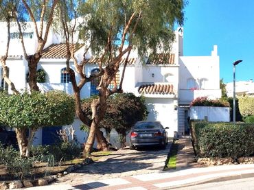 Adossat amb piscina en venda a Nueva Andalucía