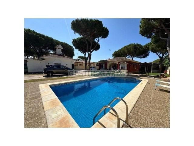 Vista exterior de Casa o xalet en venda en Chiclana de la Frontera amb Jardí privat i Piscina comunitària