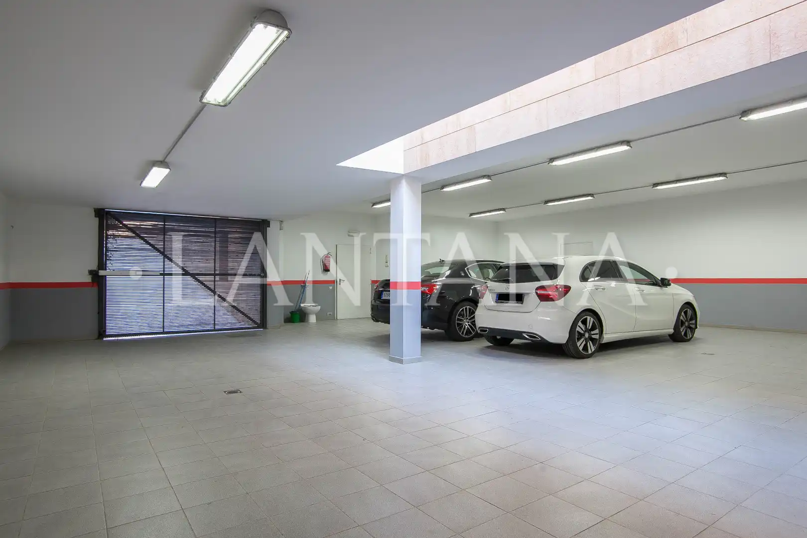 Parking de Casa o chalet en venta en Barcelona con Aire acondicionado, Calefacción y Jardín privado