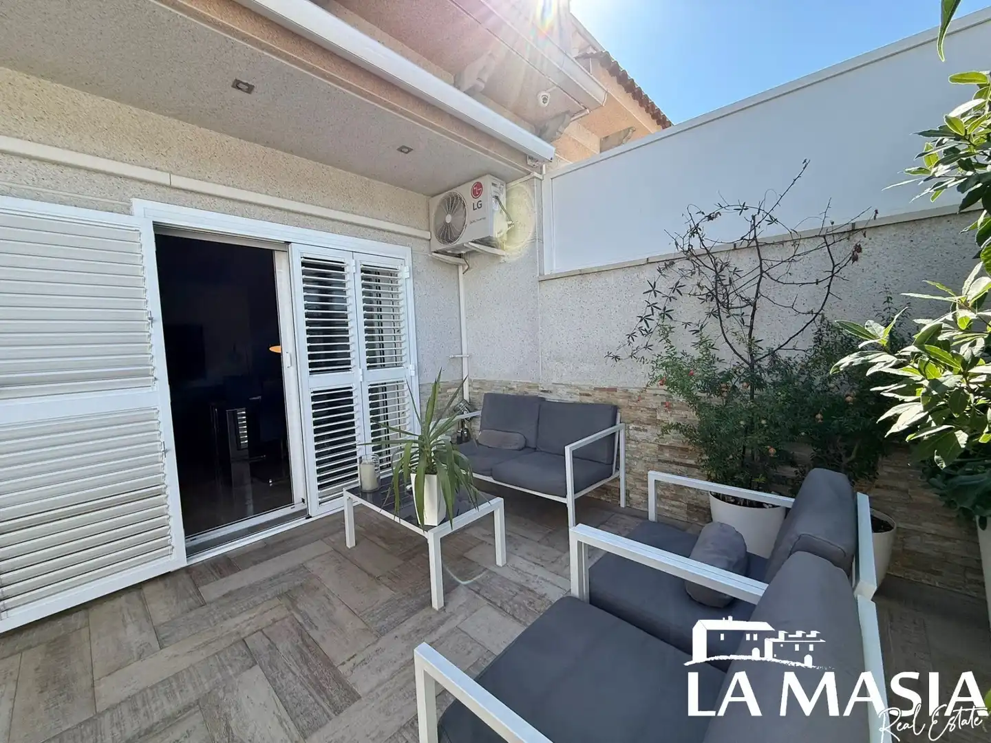 Terrasse von Einfamilien-Reihenhaus zum Verkauf in Canyelles mit Heizung, Privatgarten und Abstellraum