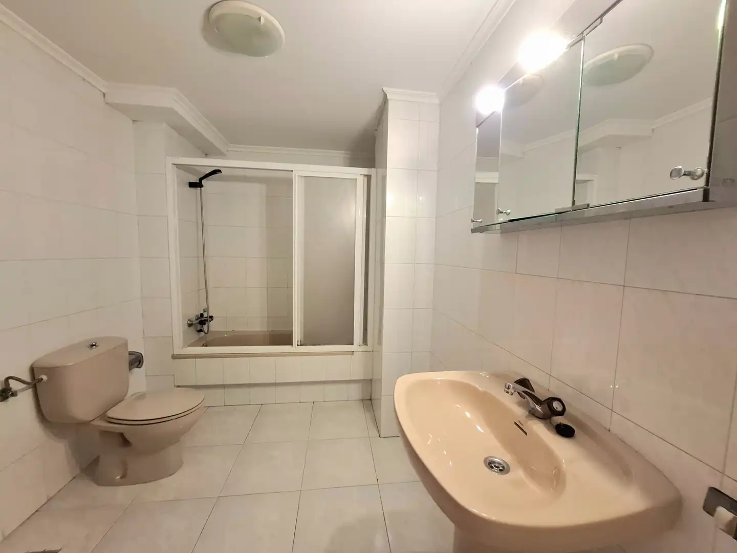 Baño de Piso en venta en Vigo  con Calefacción y Trastero