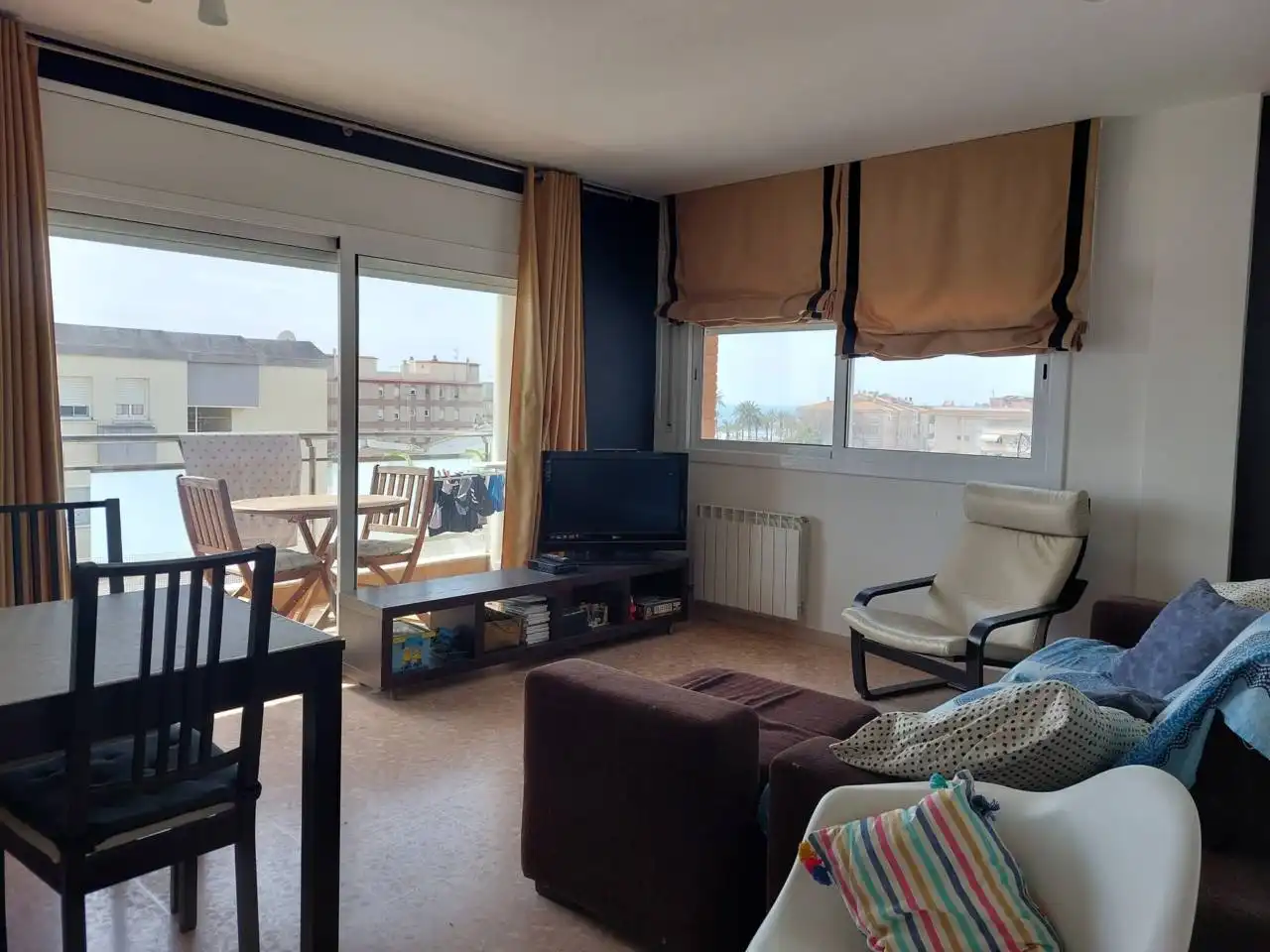 Sala de estar de Piso de alquiler en Vilanova i la Geltrú con Aire acondicionado, Calefacción y Terraza