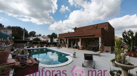 Casa independiente de 481 m2 construidos en el año 2003 en un terreno de 674 m2.  Es una casa muy cómoda con la peculiaridad de qu