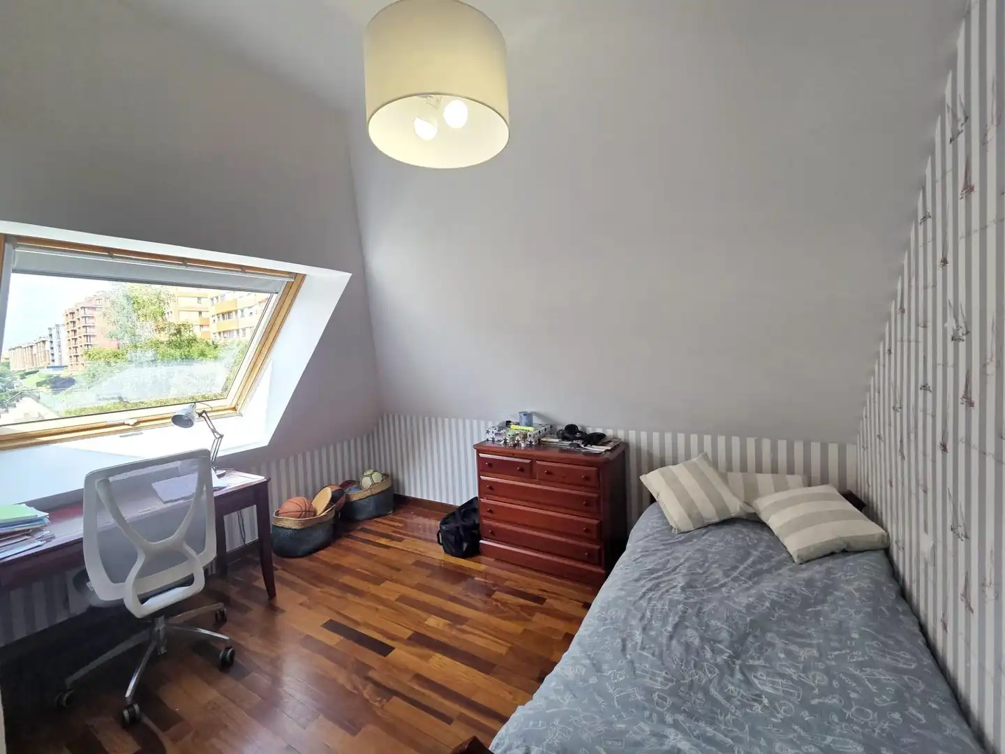 Schlafzimmer von Dachboden zur Miete in Santander mit Heizung, Privatgarten und Parkett
