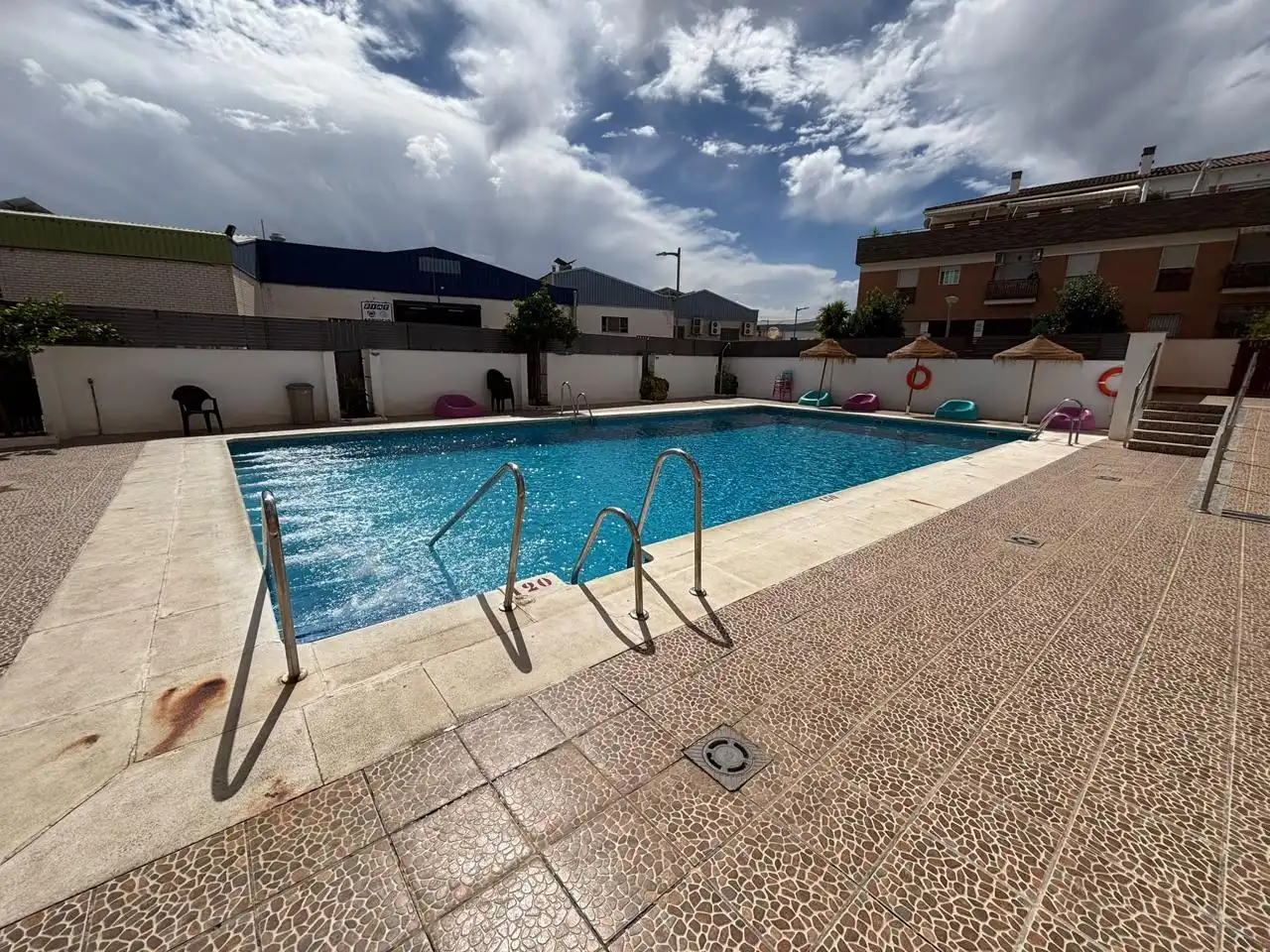 Piscina de Ático en venta en Churriana de la Vega con Calefacción, Terraza y Piscina comunitaria
