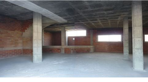 Local diáfano de 205 m² con gran fachada y plaza de parking en Carrer Barcelona (Banyoles), imagen 4
