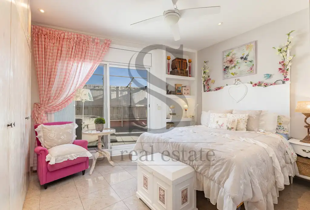 Schlafzimmer von Dachboden zum Verkauf in Barcelona mit Heizung, Terrasse und Abstellraum