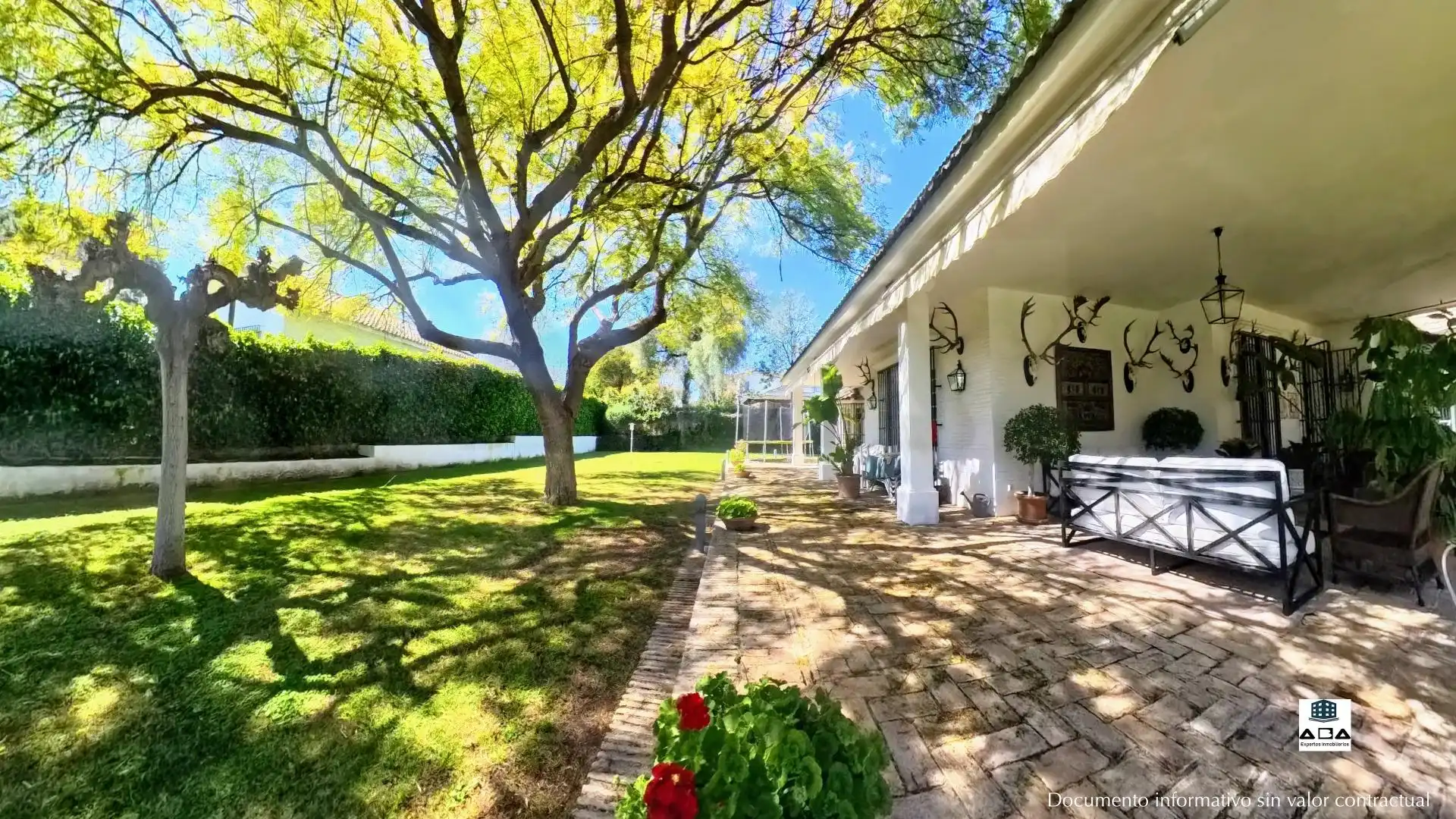 Vista exterior de Casa o xalet en venda en Jerez de la Frontera amb Aire condicionat, Calefacció i Jardí privat