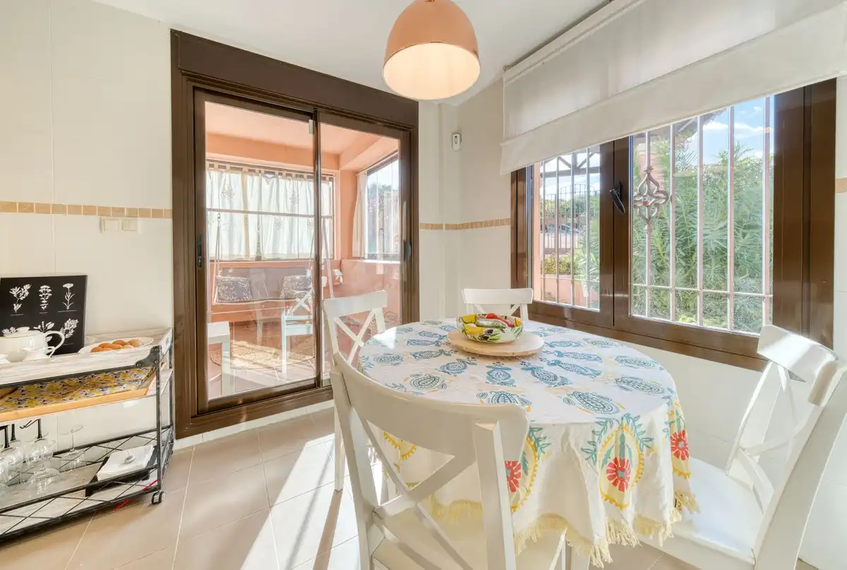 Esszimmer von Einfamilien-Reihenhaus zum Verkauf in Estepona mit Klimaanlage, Terrasse und Alarm