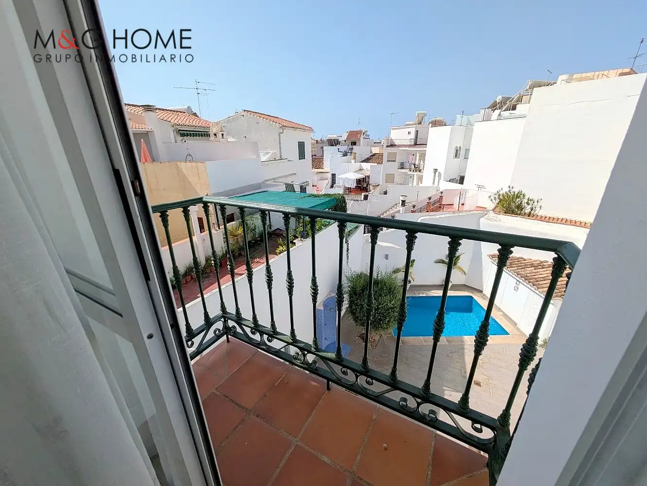 Außenansicht von Maisonette zum Verkauf in Nerja mit Terrasse, Abstellraum und Möbliert