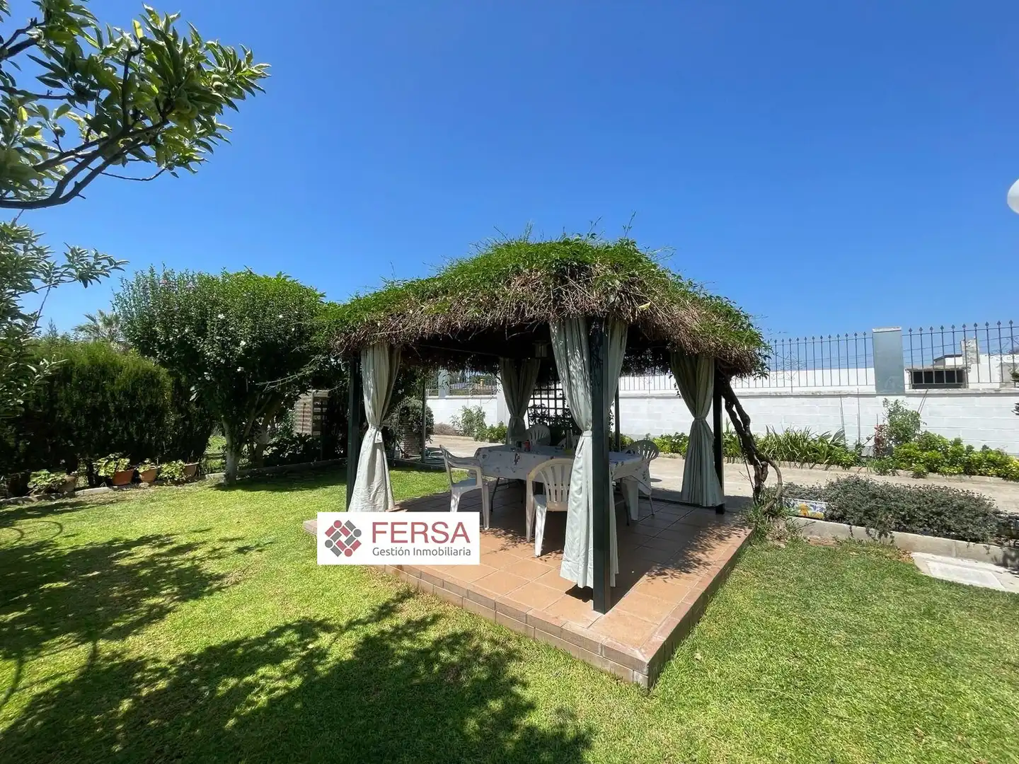 Vista exterior de Casa o xalet en venda en El Puerto de Santa María amb Aire condicionat, Calefacció i Jardí privat