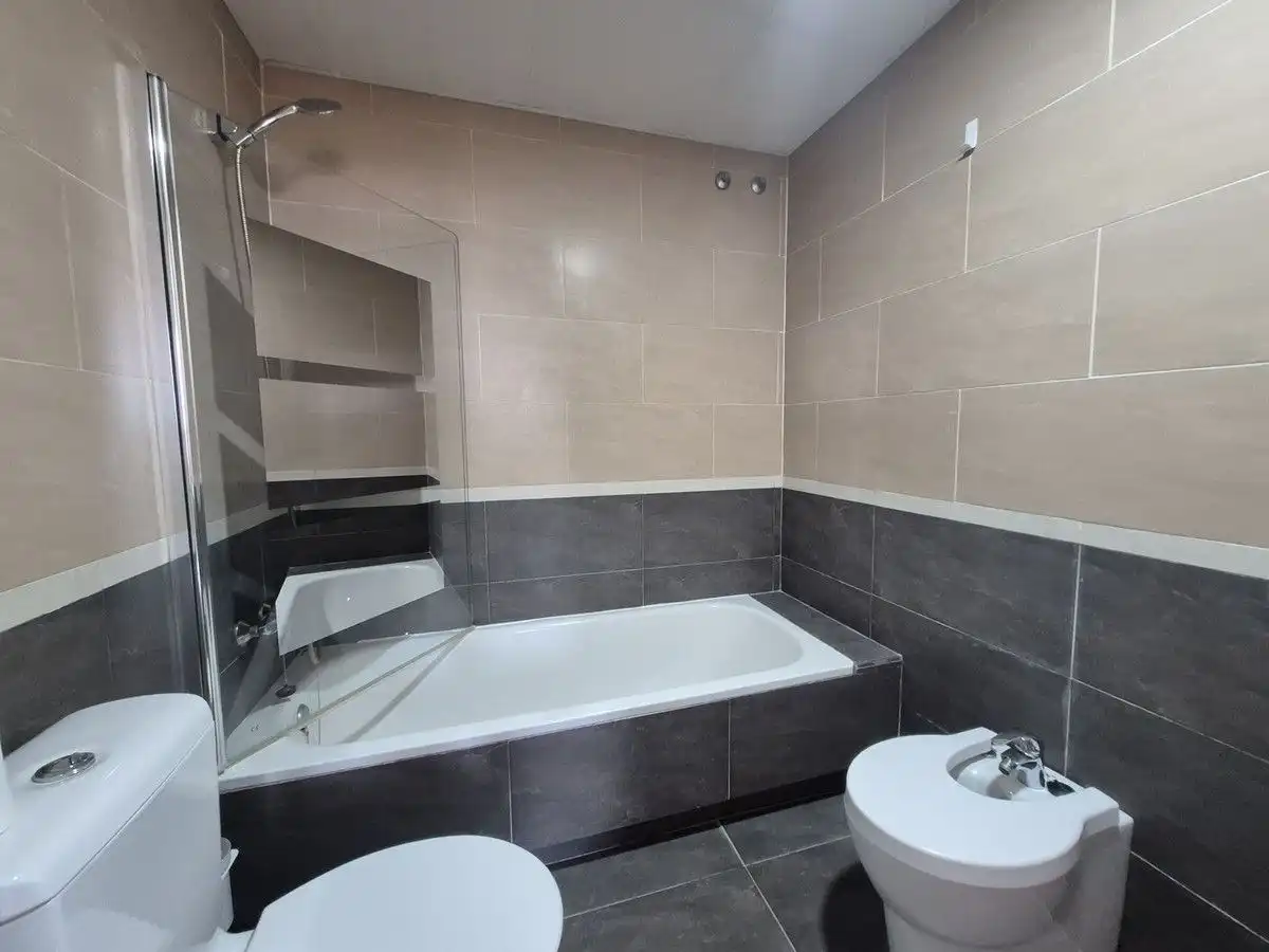 Badezimmer von Dachboden zum Verkauf in Manilva mit Klimaanlage, Heizung und Terrasse