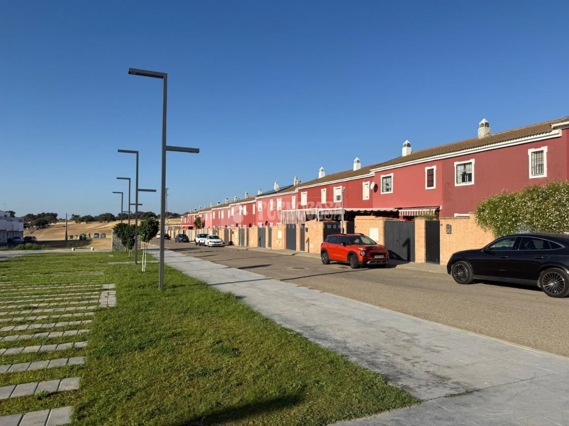 Vista exterior de Casa adosada en venda en El Garrobo amb Aire condicionat i Piscina comunitària