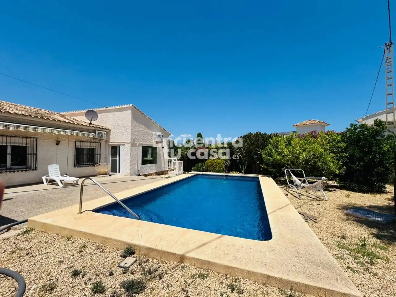 Vista exterior de Casa o xalet en venda en L'Alfàs del Pi amb Aire condicionat, Calefacció i Jardí privat