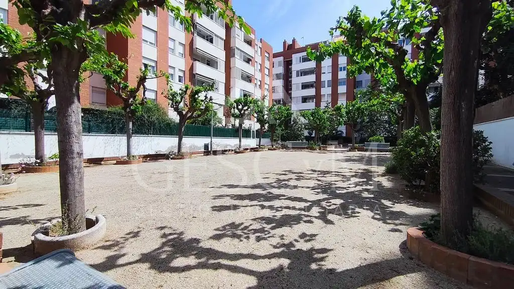 Vista exterior de Piso en venta en Sant Joan Despí con Parquet, Terraza y Balcón