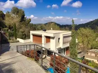 Vista exterior de Casa o xalet de lloguer en Sant Cugat del Vallès amb Aire condicionat, Calefacció i Jardí privat