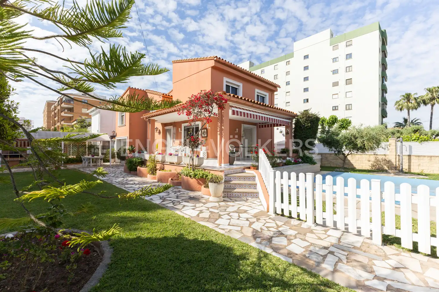 Vista exterior de Casa o xalet en venda en Benicasim / Benicàssim amb Calefacció, Jardí privat i Terrassa