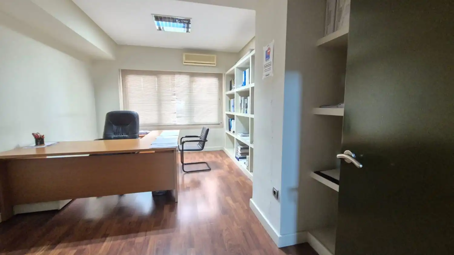 Büro zum Verkauf in Badajoz mit Klimaanlage, Heizung und Terrasse