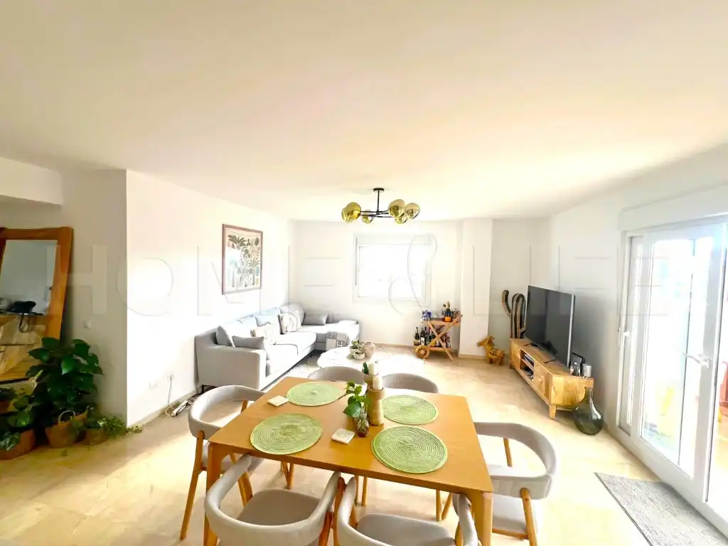 Sala d'estar de Àtic en venda en Torremolinos amb Jardí privat, Terrassa i Piscina comunitària